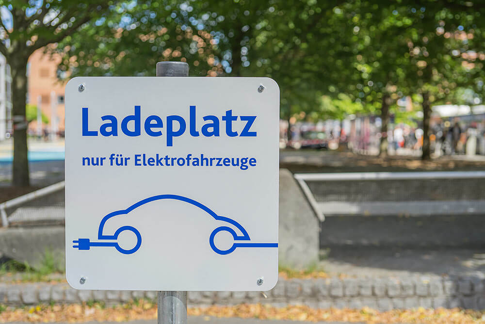 Schild mit der Aufschrift Ladeplatz